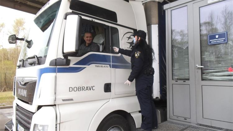 Slika: JOSIP VINKO    PP Mursko Središće, policijska službenica u razgovoru s vozačem kamiona na graničnom prijelazu